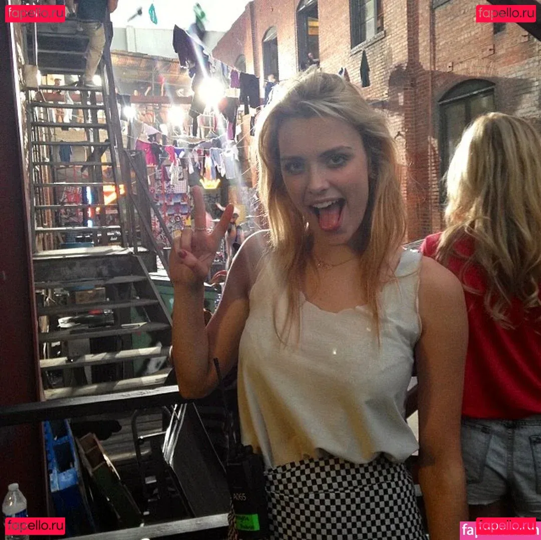 Wallis Day Onlyfans Photo Gallery 