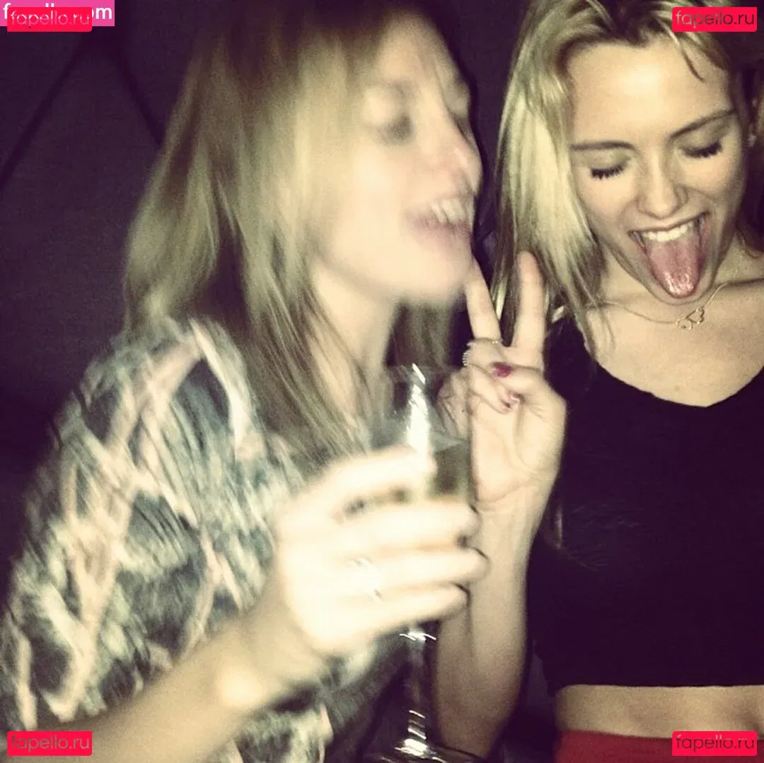 Wallis Day Onlyfans Photo Gallery 