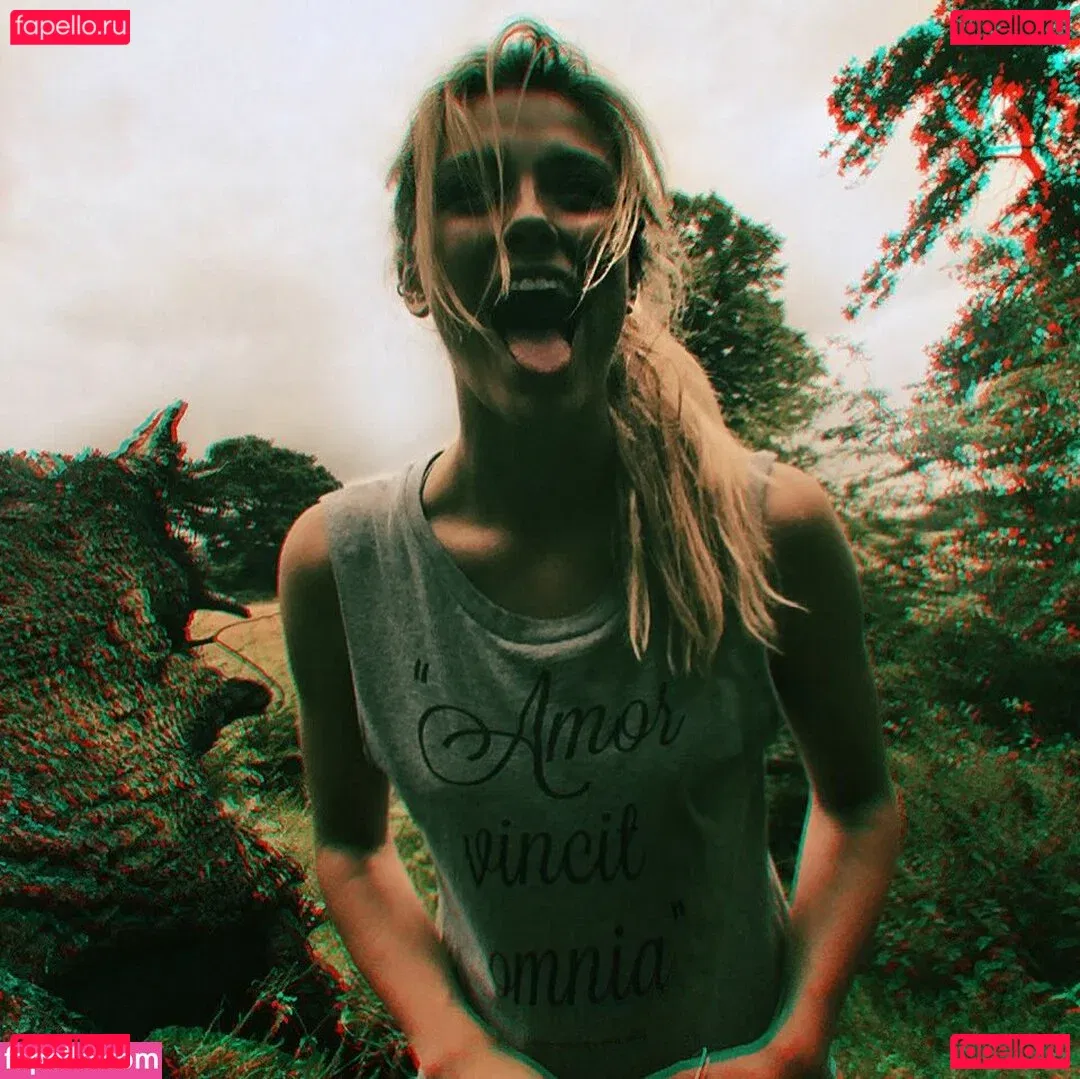 Wallis Day Onlyfans Photo Gallery 