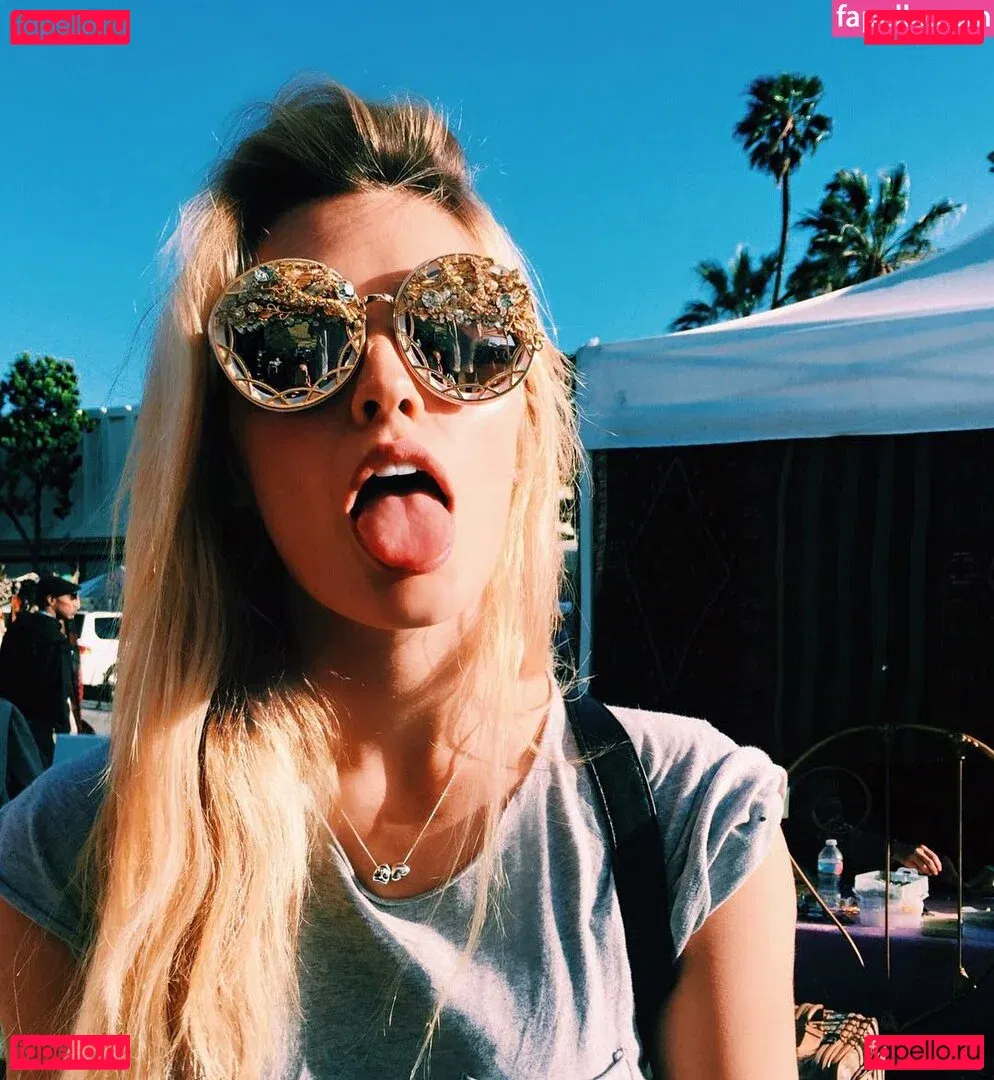 Wallis Day Onlyfans Photo Gallery 