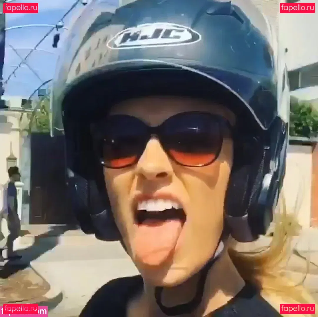 Wallis Day Onlyfans Photo Gallery 