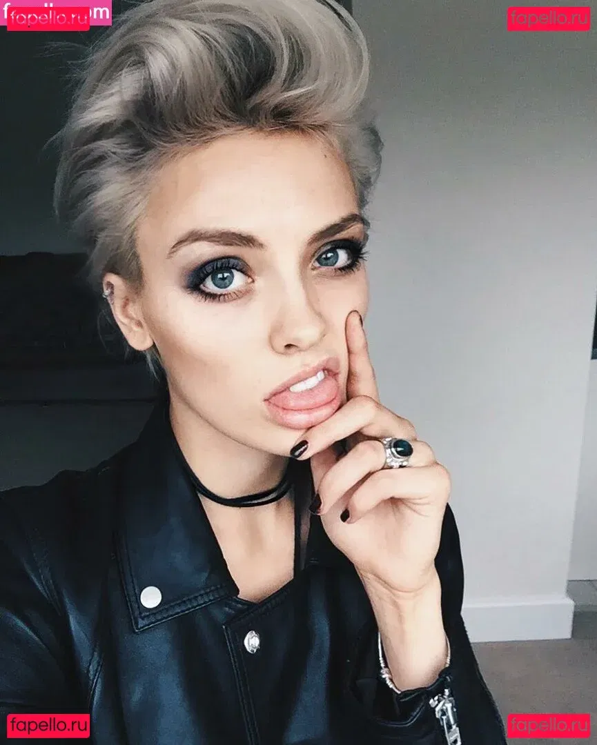 Wallis Day Onlyfans Photo Gallery 