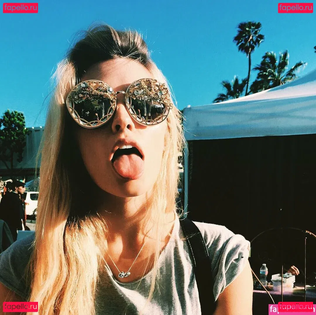 Wallis Day Onlyfans Photo Gallery 