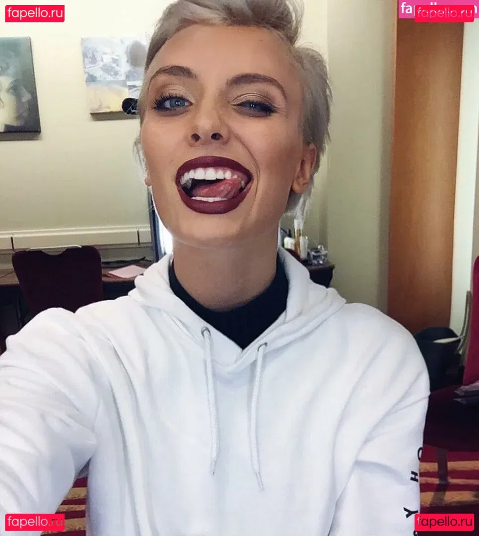 Wallis Day Onlyfans Photo Gallery 