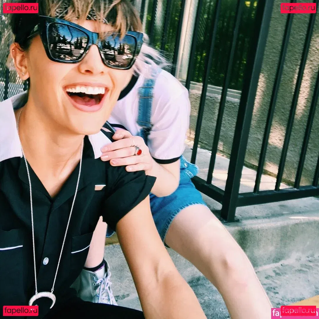 Wallis Day Onlyfans Photo Gallery 