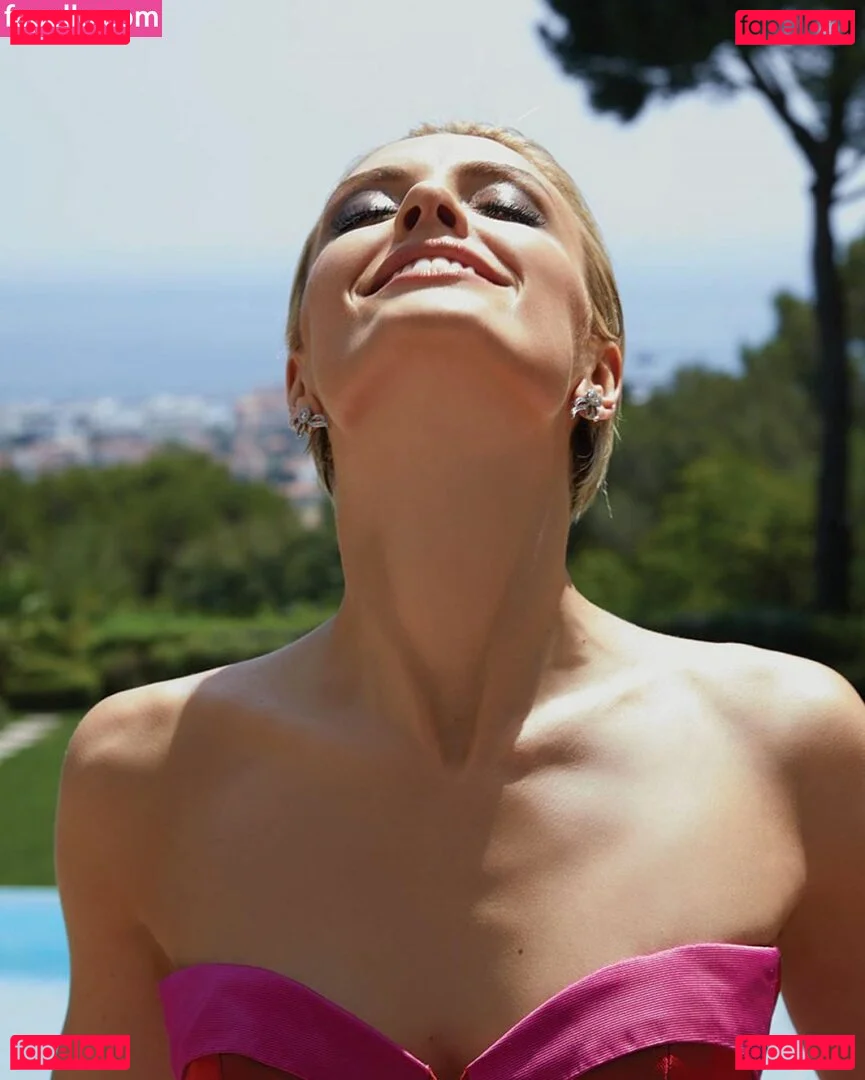 Wallis Day Onlyfans Photo Gallery 