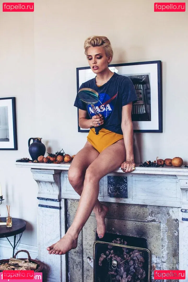 Wallis Day Onlyfans Photo Gallery 