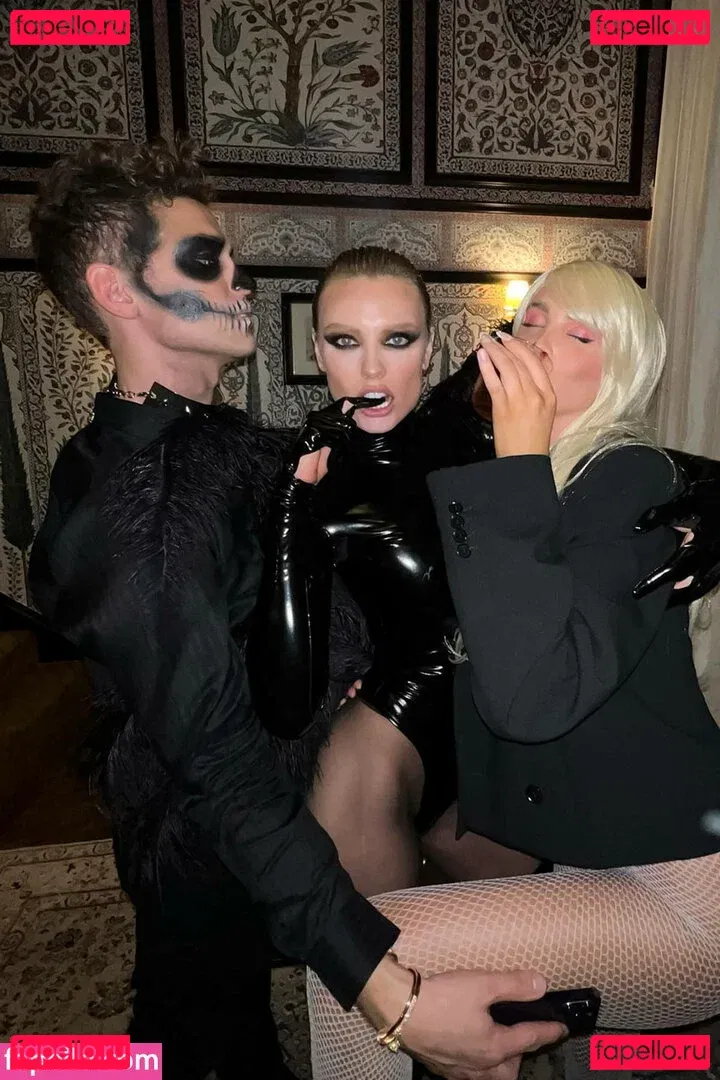 Wallis Day Onlyfans Photo Gallery 