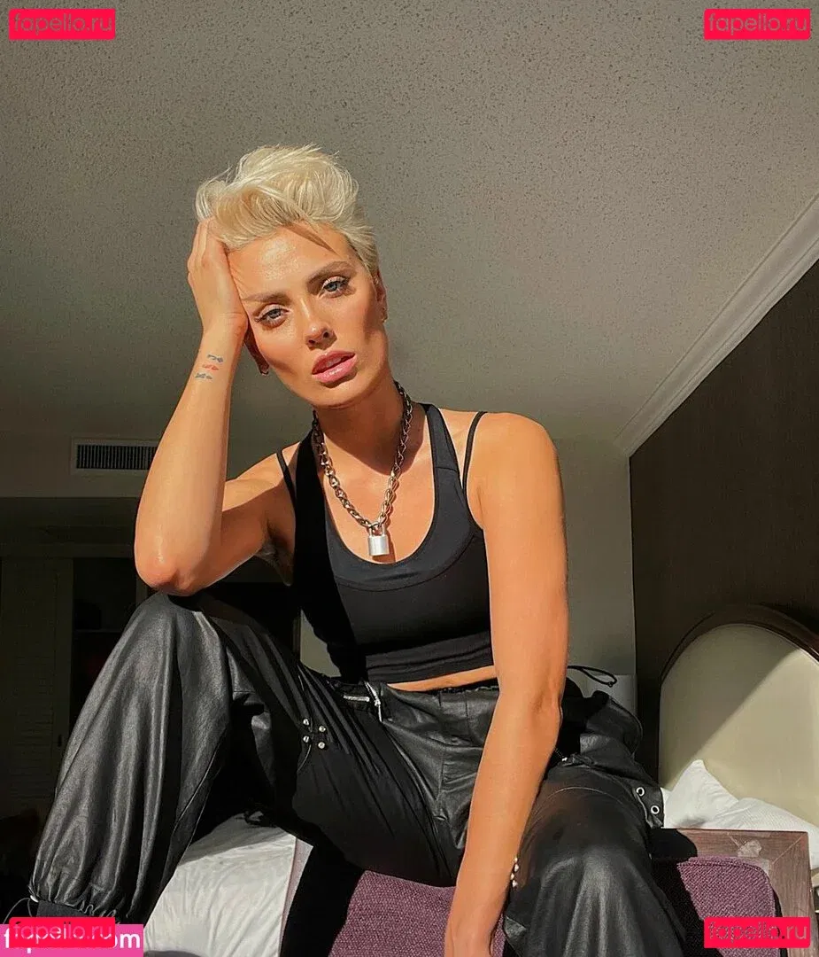 Wallis Day Onlyfans Photo Gallery 