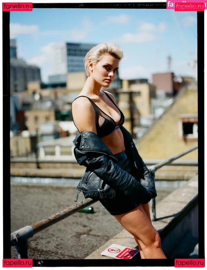 Wallis Day Onlyfans Photo Gallery 