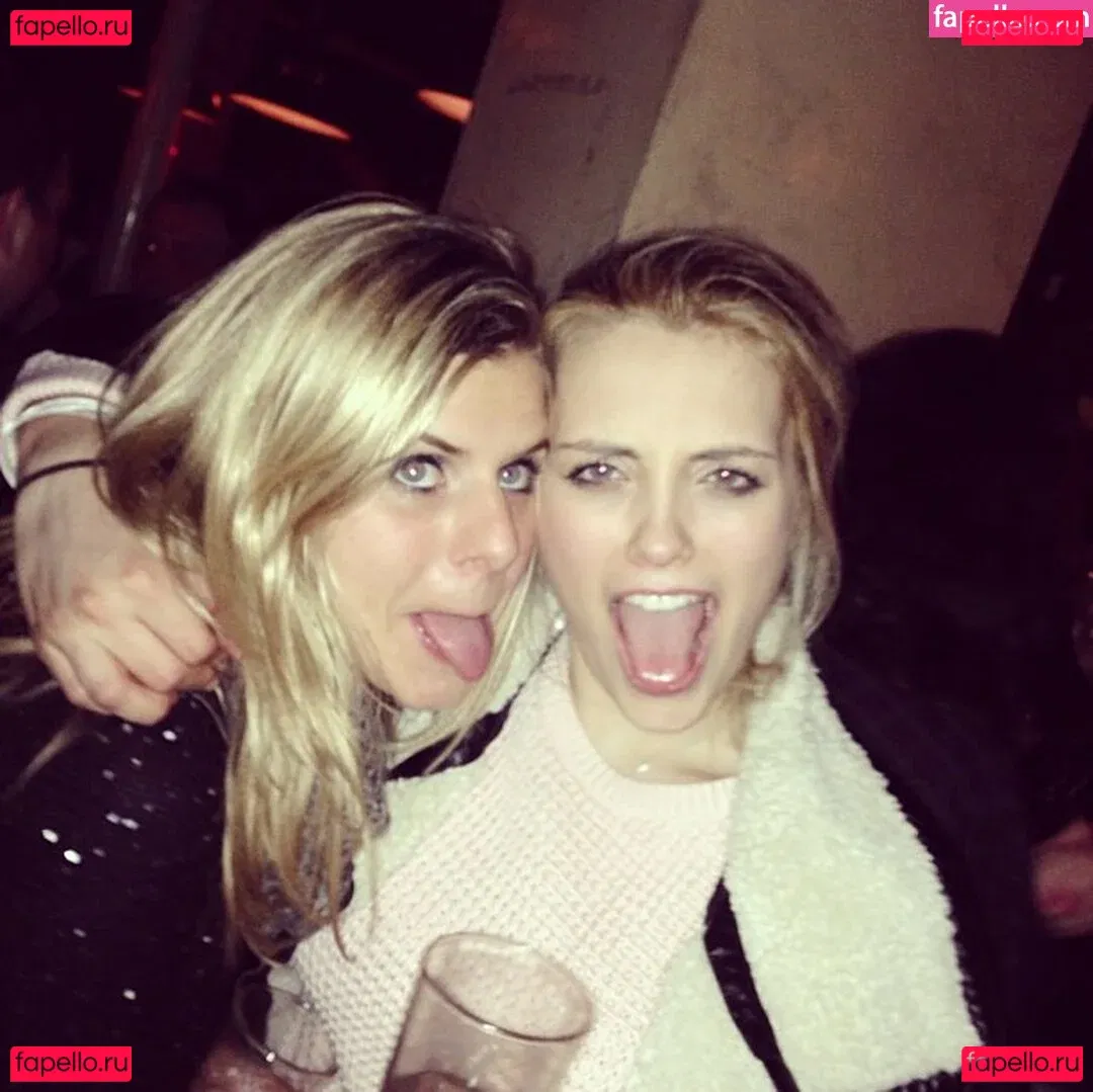 Wallis Day Onlyfans Photo Gallery 