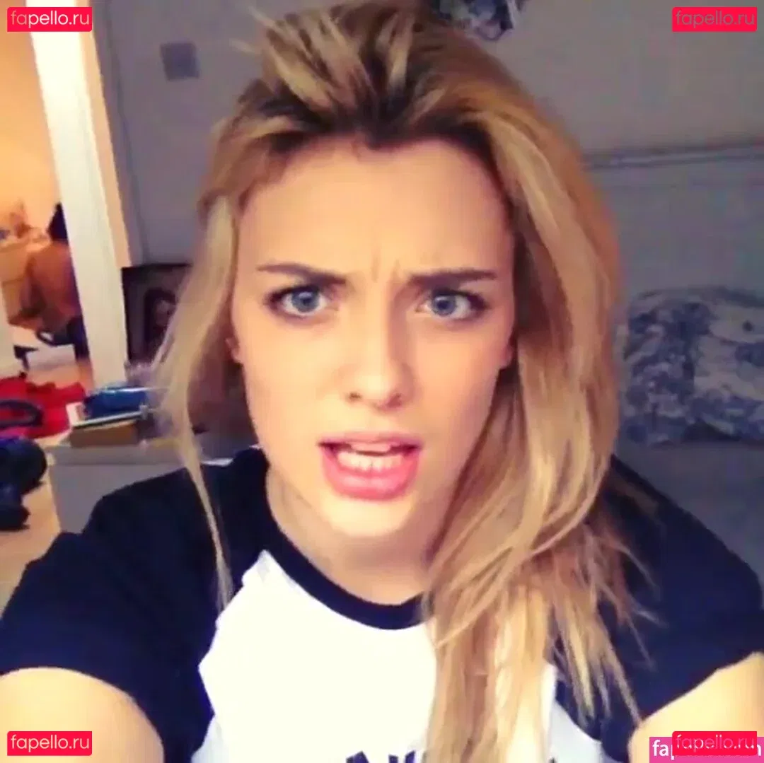 Wallis Day Onlyfans Photo Gallery 