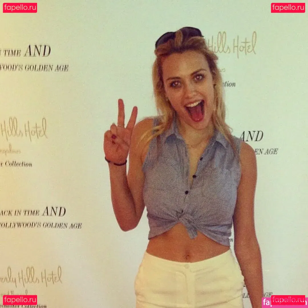 Wallis Day Onlyfans Photo Gallery 