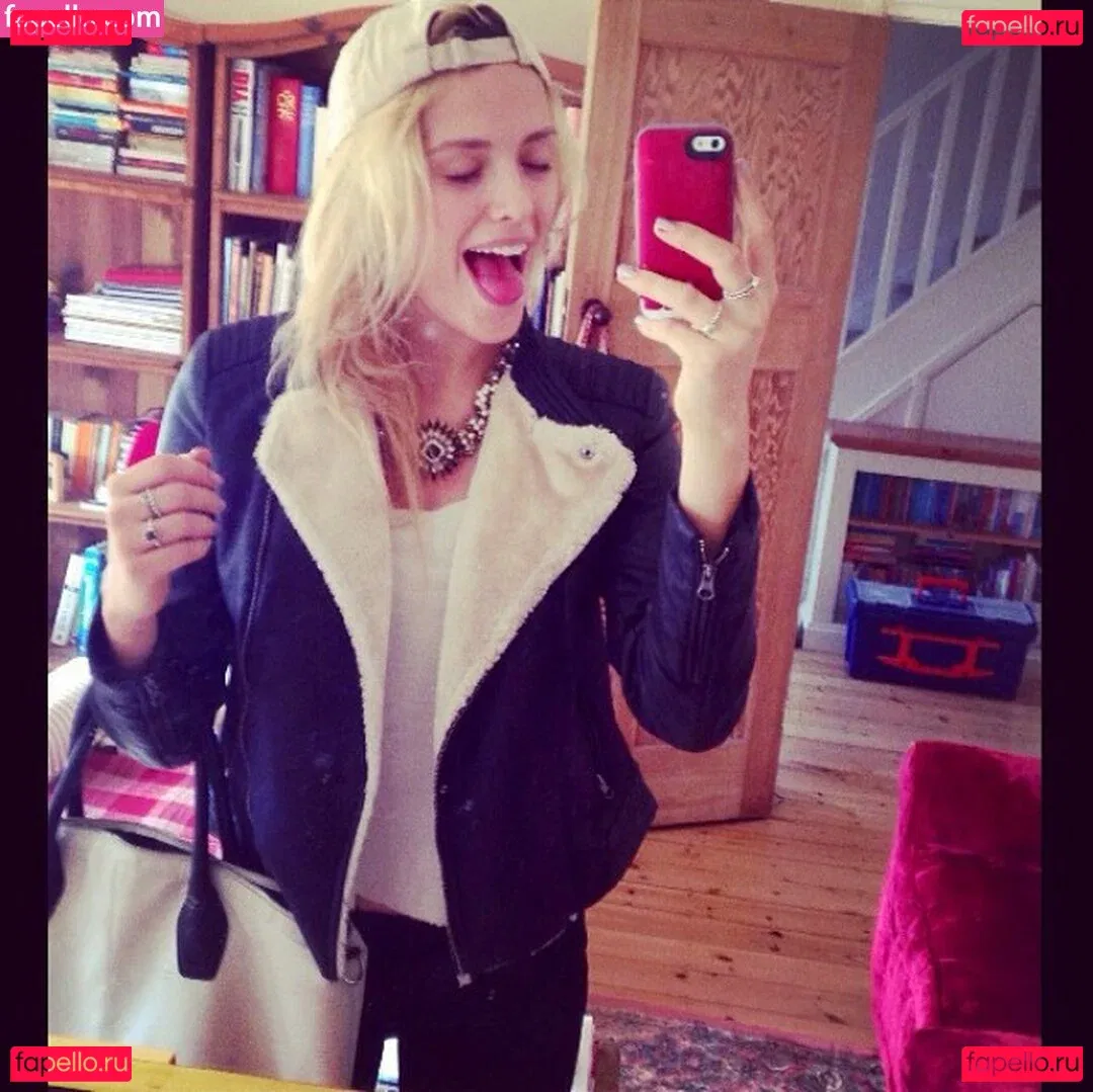 Wallis Day Onlyfans Photo Gallery 