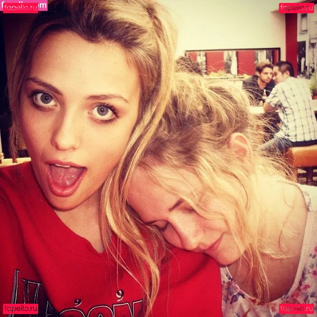 Wallis Day Onlyfans Photo Gallery 