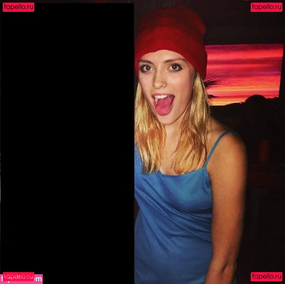 Wallis Day Onlyfans Photo Gallery 