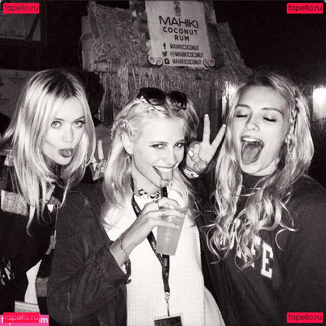 Wallis Day Onlyfans Photo Gallery 