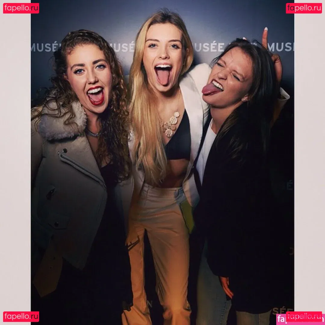 Wallis Day Onlyfans Photo Gallery 