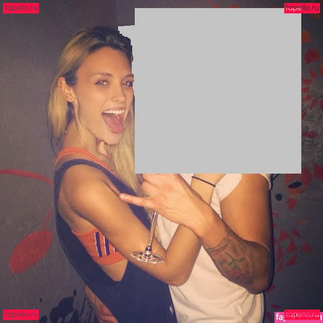 Wallis Day Onlyfans Photo Gallery 