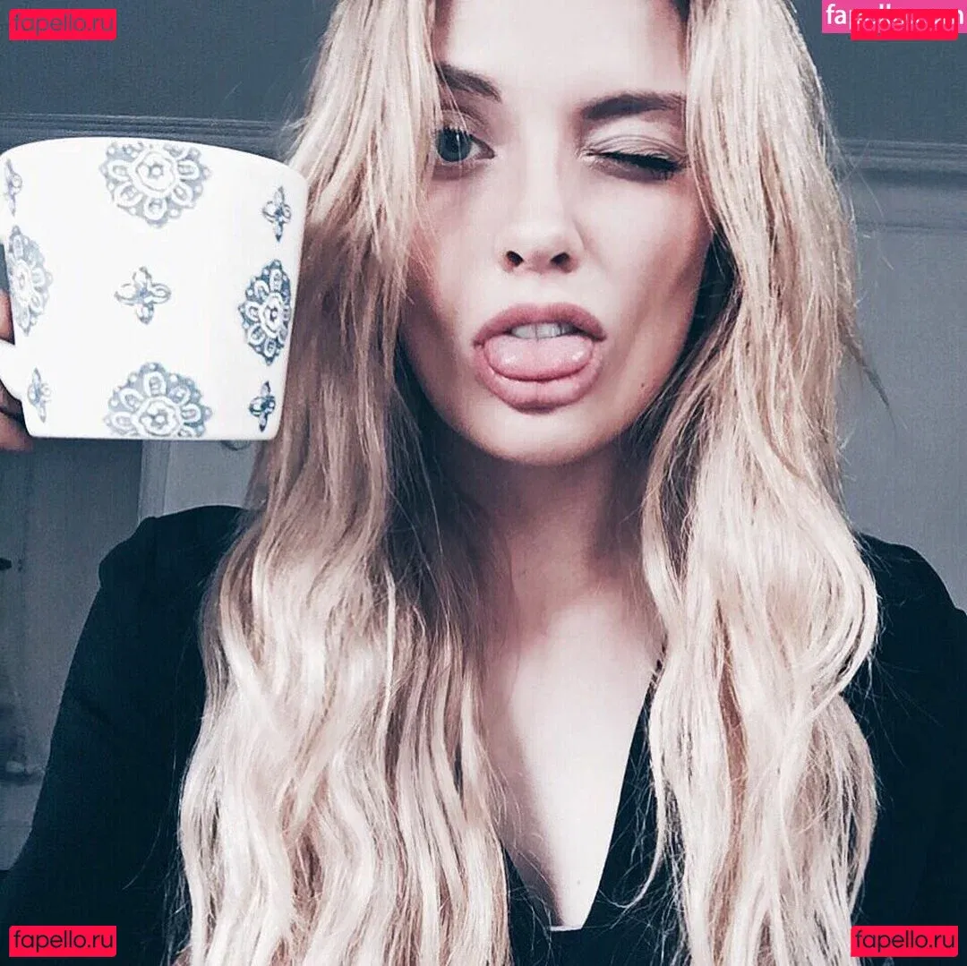 Wallis Day Onlyfans Photo Gallery 