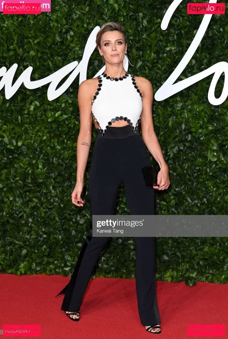 Wallis Day Onlyfans Photo Gallery 