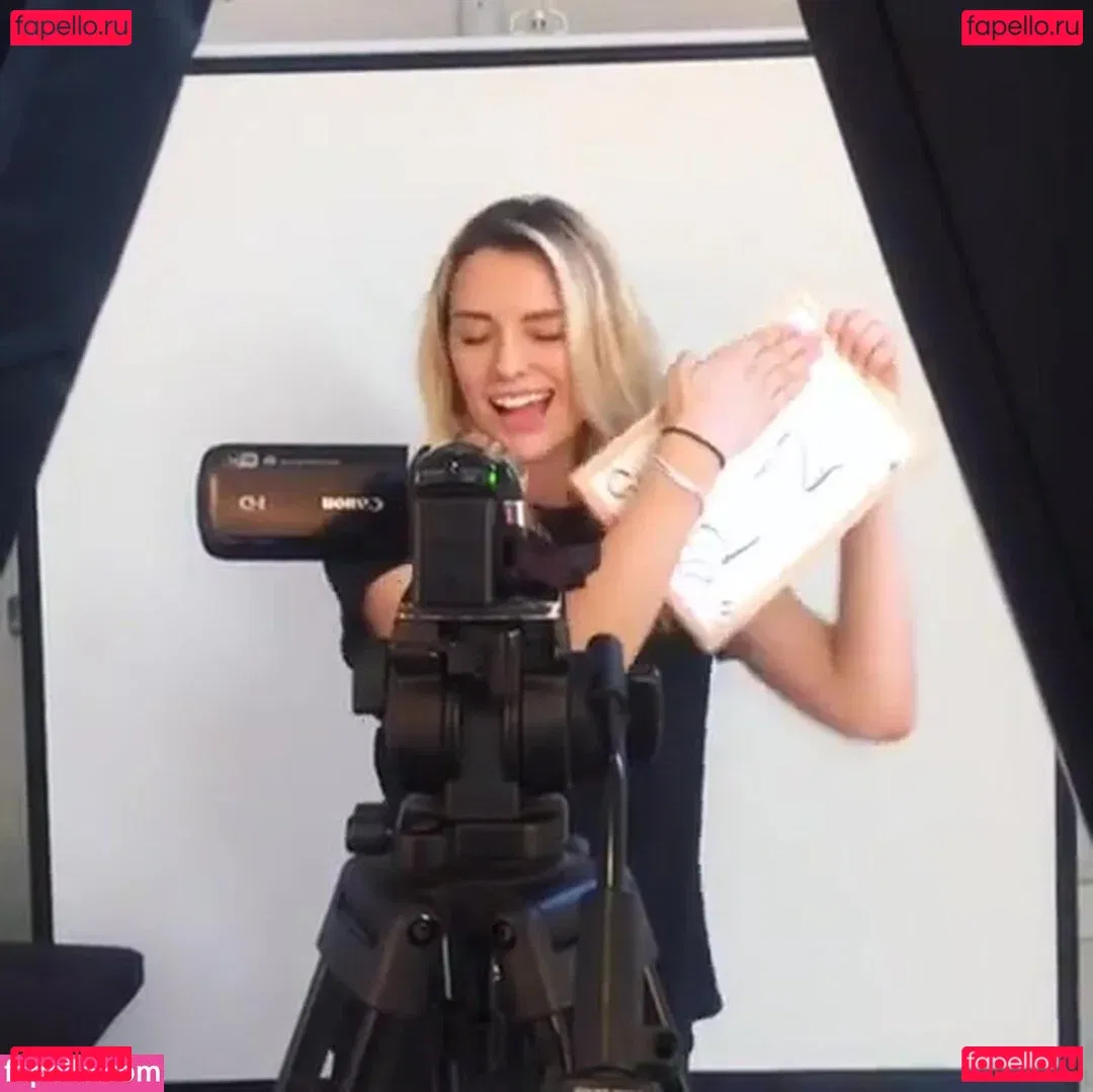 Wallis Day Onlyfans Photo Gallery 