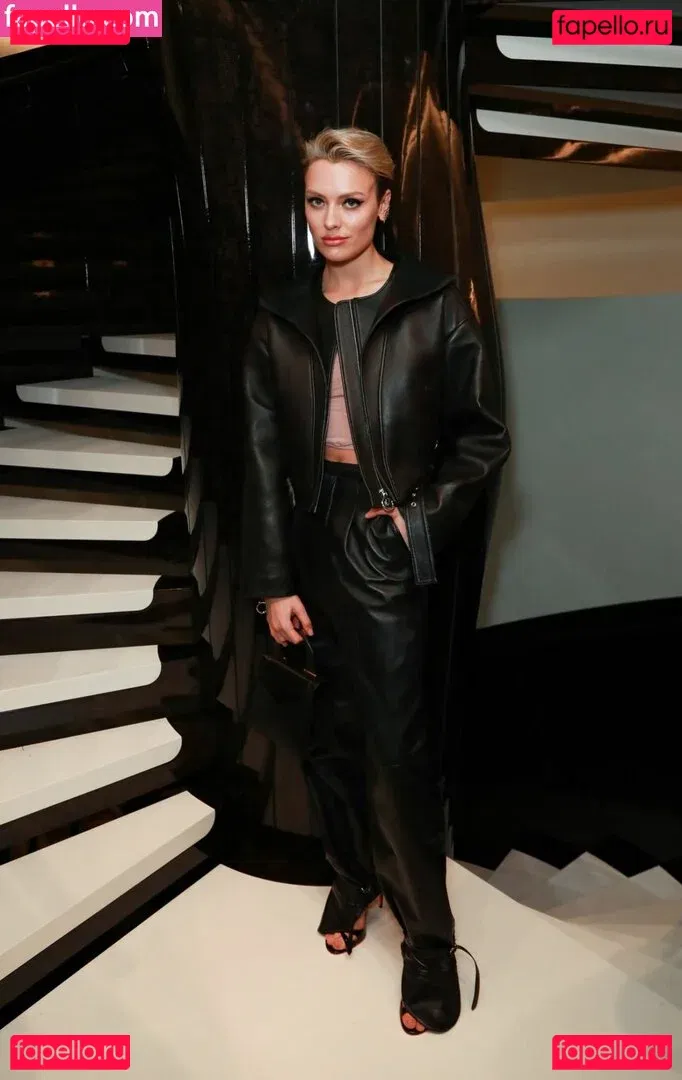 Wallis Day Onlyfans Photo Gallery 