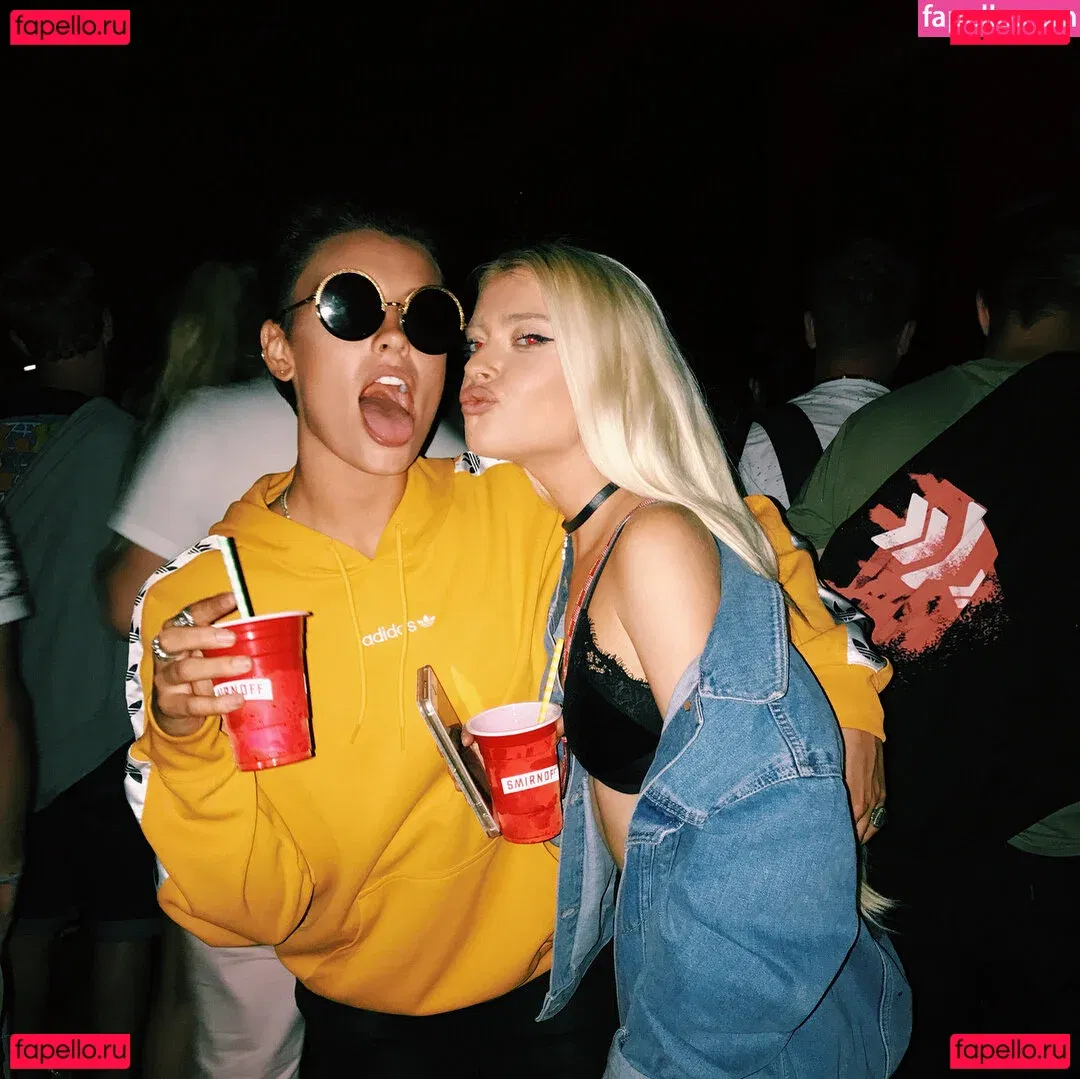 Wallis Day Onlyfans Photo Gallery 