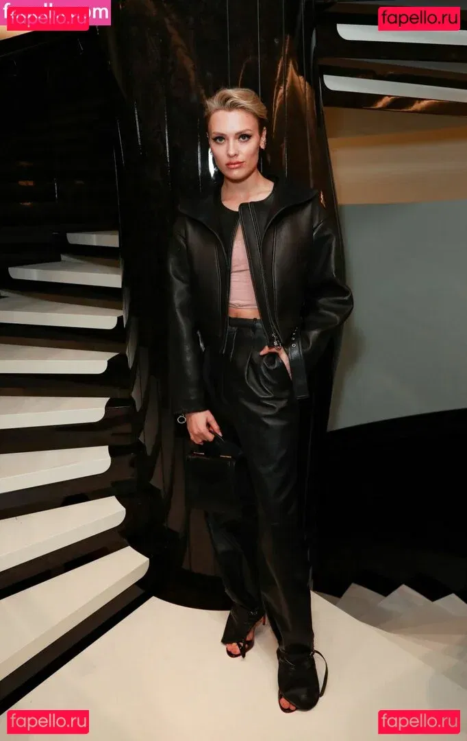 Wallis Day Onlyfans Photo Gallery 