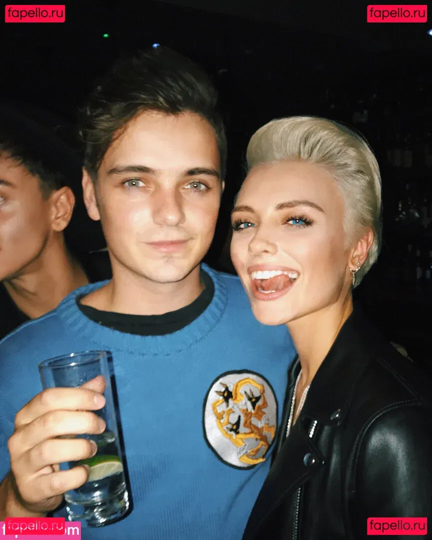 Wallis Day Onlyfans Photo Gallery 