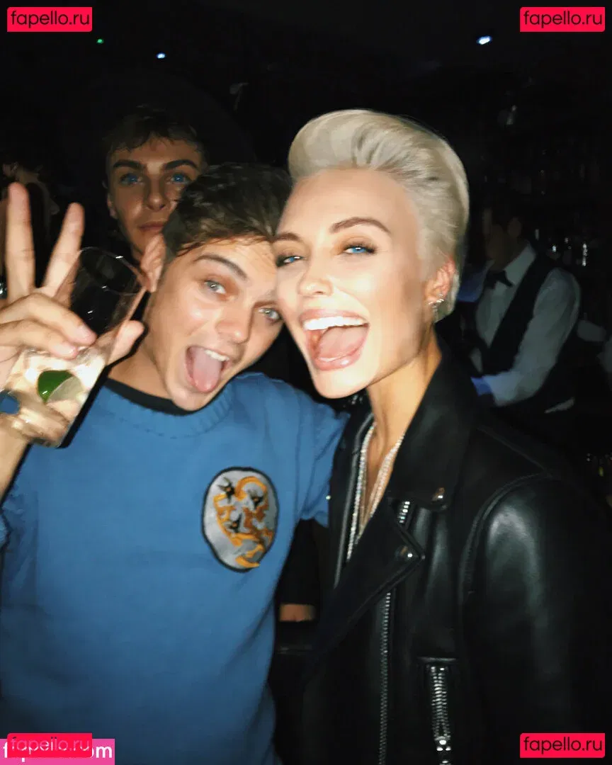 Wallis Day Onlyfans Photo Gallery 