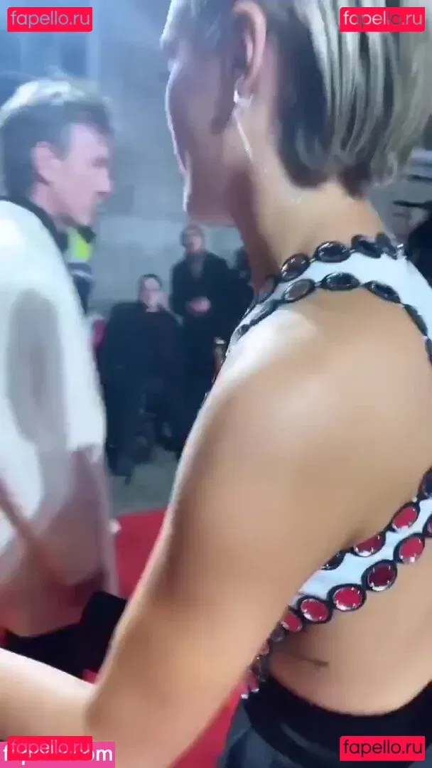 Wallis Day Onlyfans Photo Gallery 