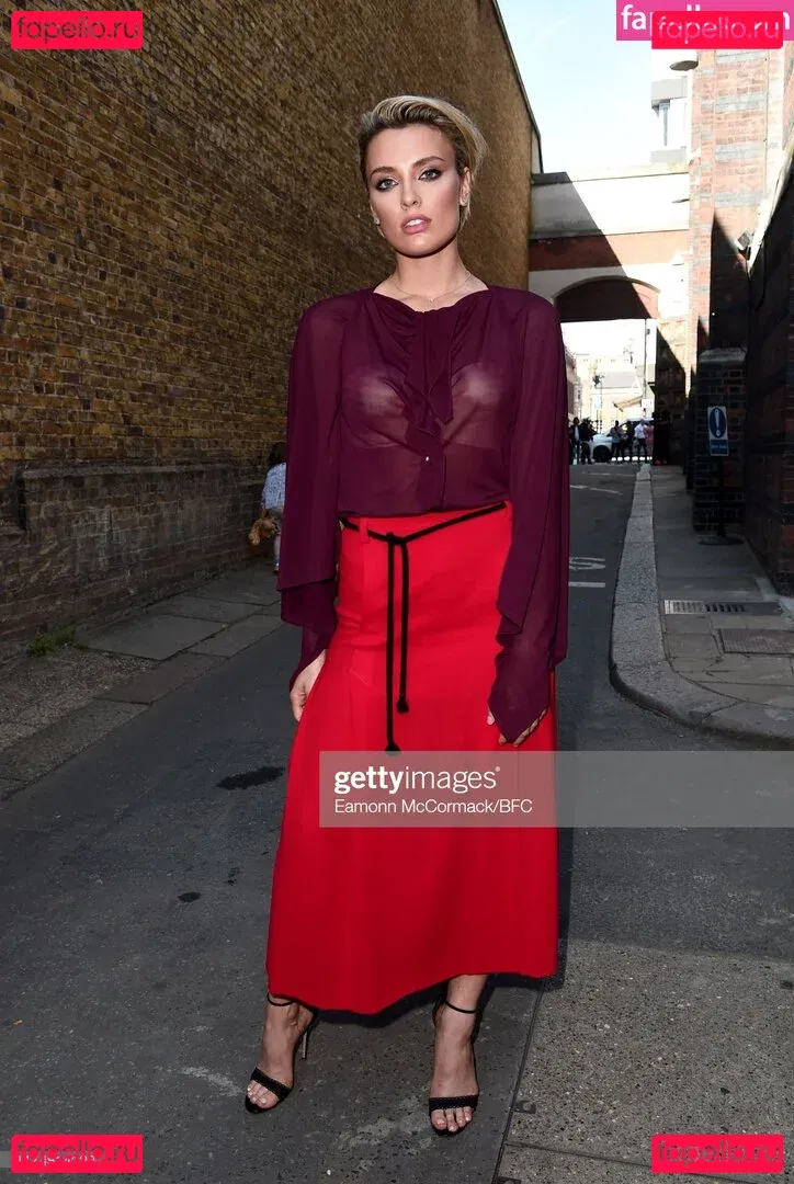 Wallis Day Onlyfans Photo Gallery 