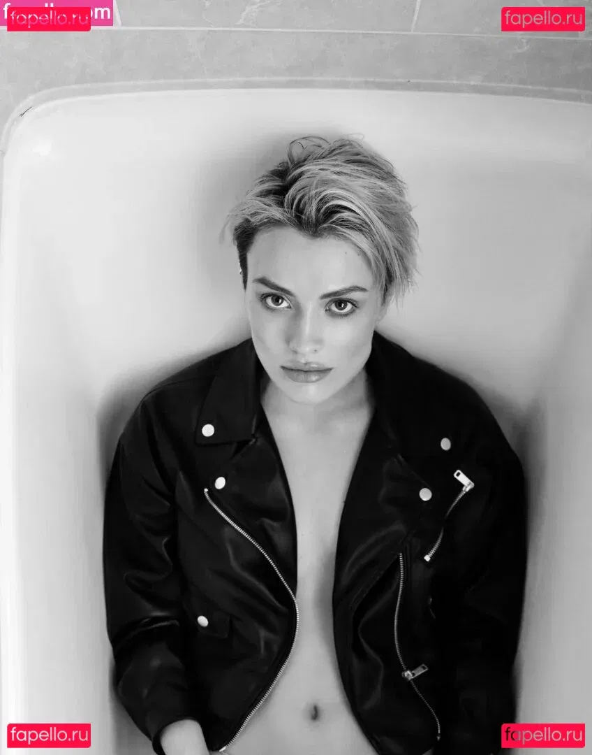 Wallis Day Onlyfans Photo Gallery 