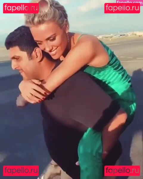 Wallis Day Onlyfans Photo Gallery 