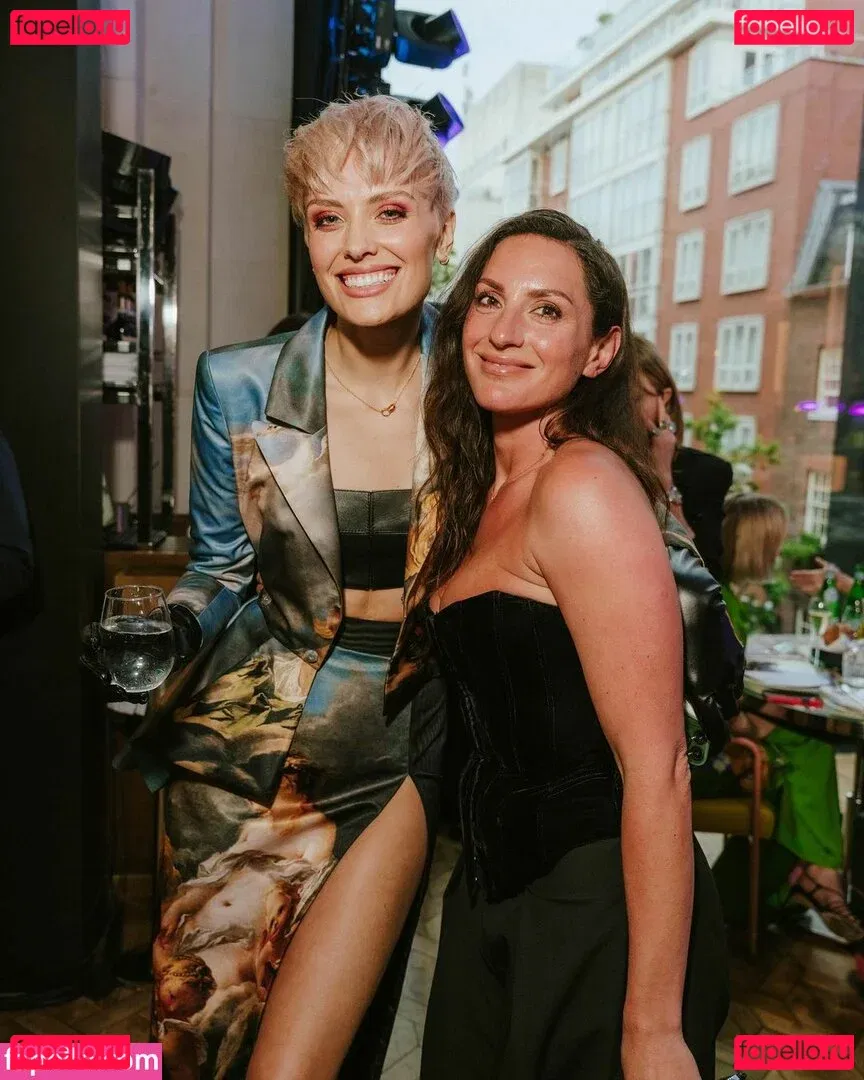 Wallis Day Onlyfans Photo Gallery 