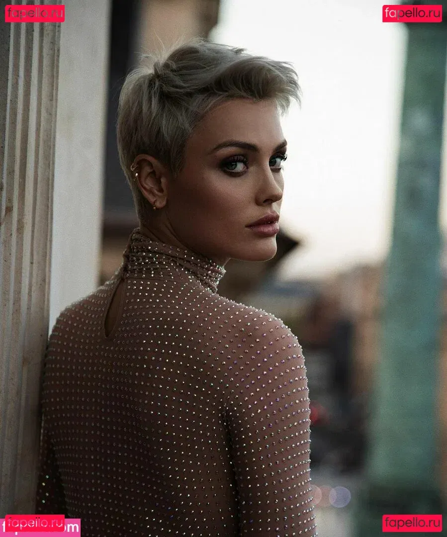 Wallis Day Onlyfans Photo Gallery 