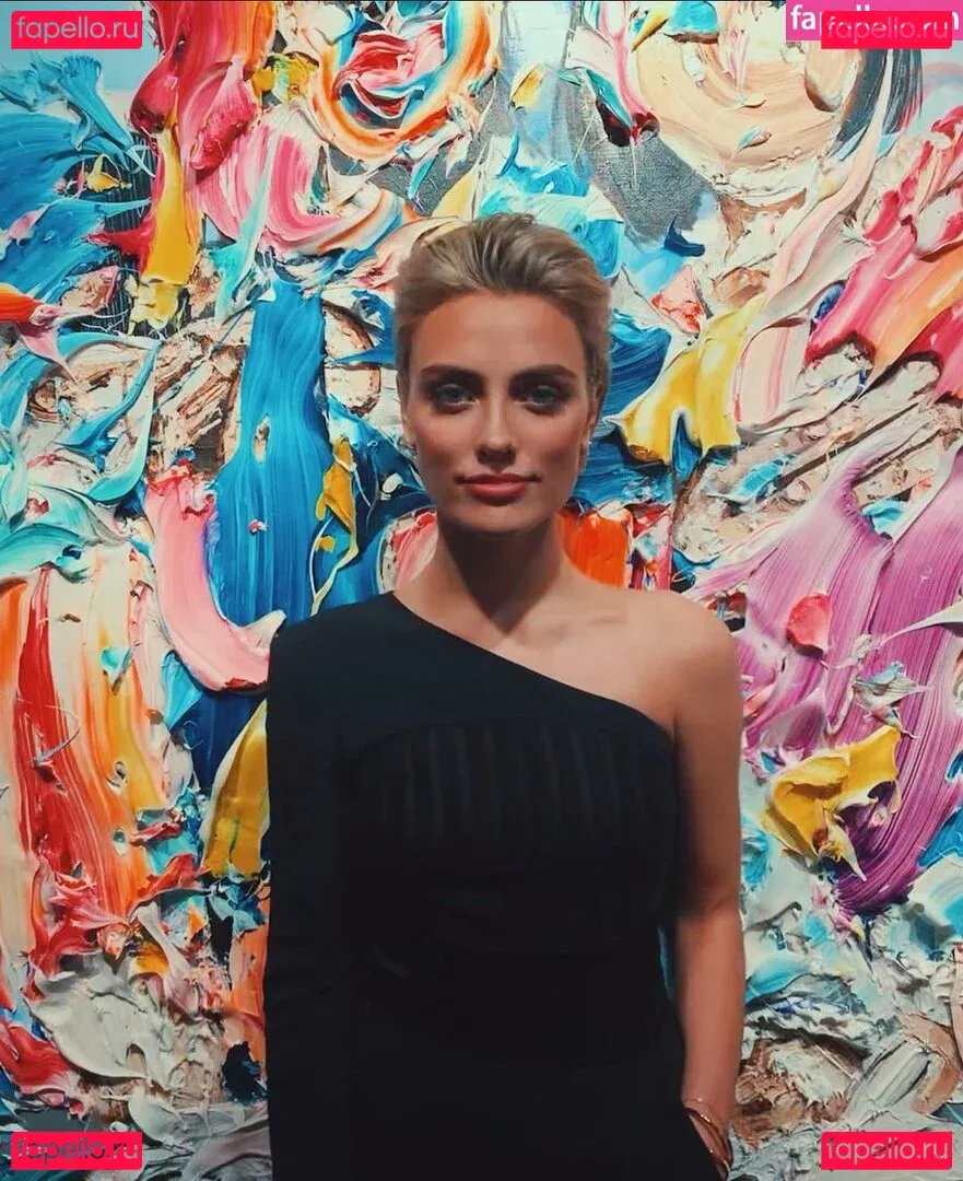 Wallis Day Onlyfans Photo Gallery 