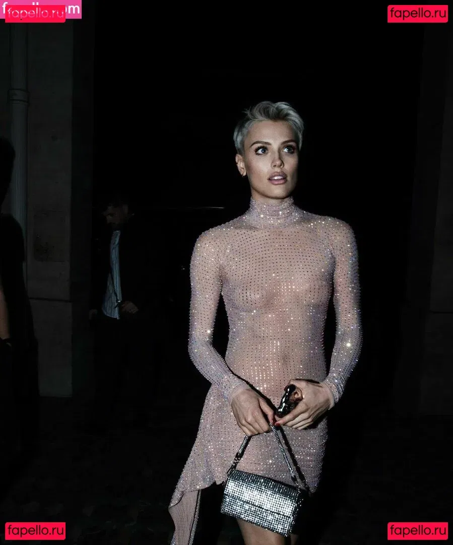 Wallis Day Onlyfans Photo Gallery 