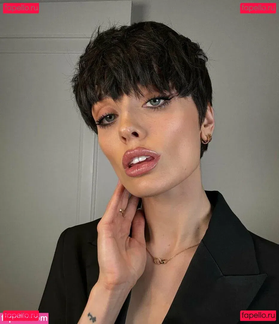 Wallis Day Onlyfans Photo Gallery 