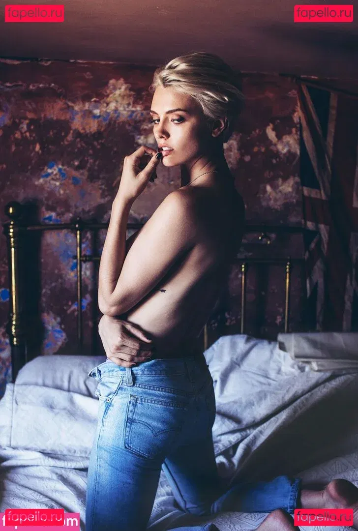 Wallis Day Onlyfans Photo Gallery 