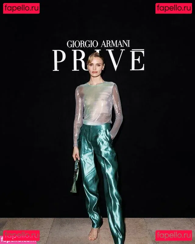 Wallis Day Onlyfans Photo Gallery 