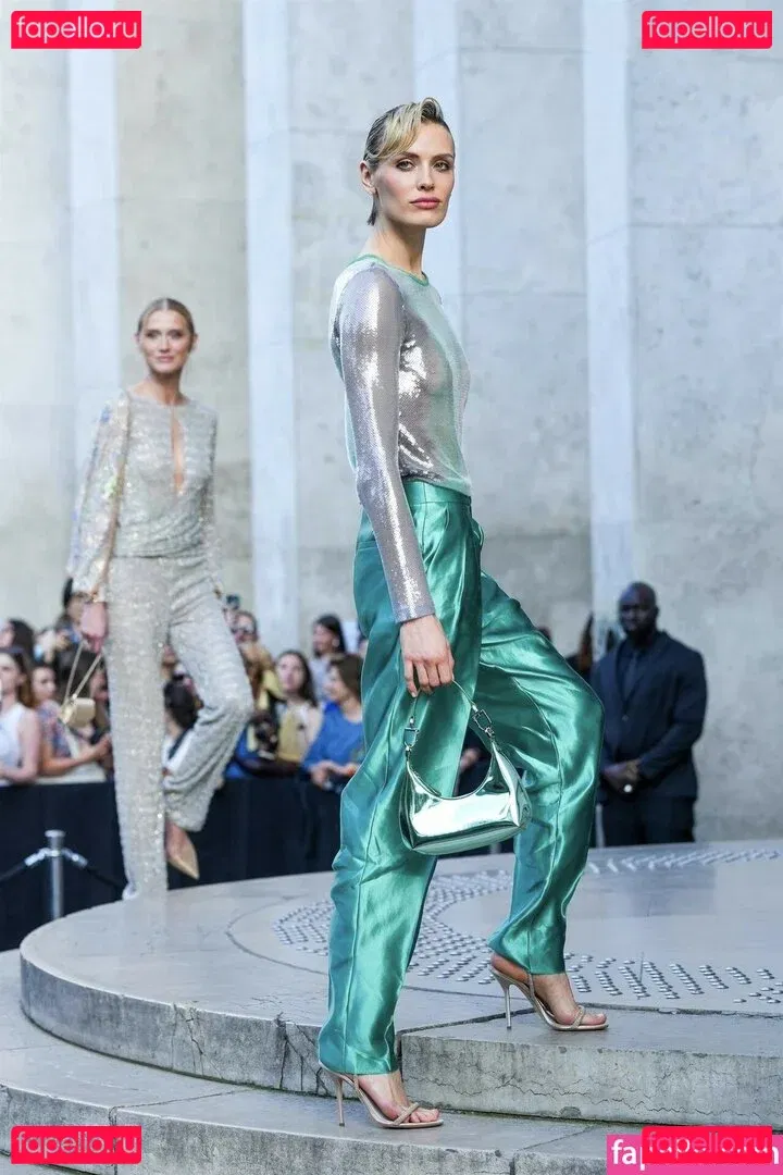 Wallis Day Onlyfans Photo Gallery 