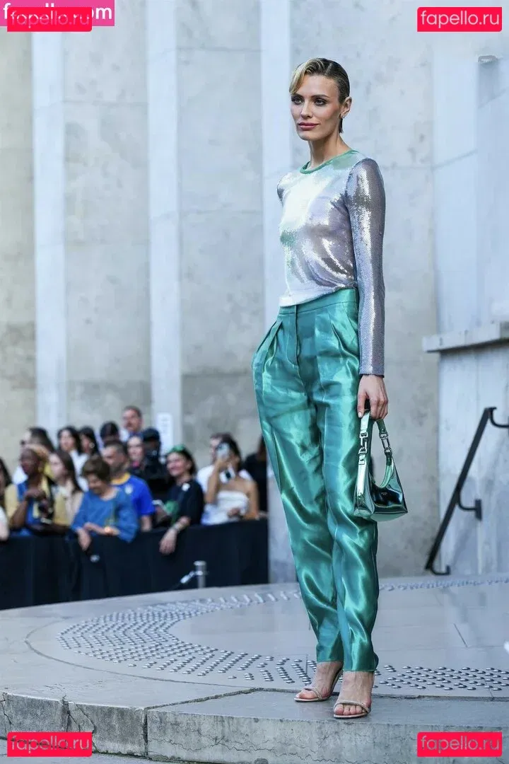 Wallis Day Onlyfans Photo Gallery 