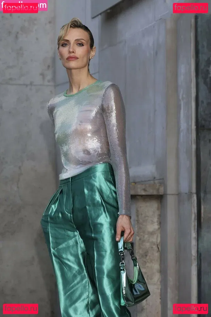 Wallis Day Onlyfans Photo Gallery 