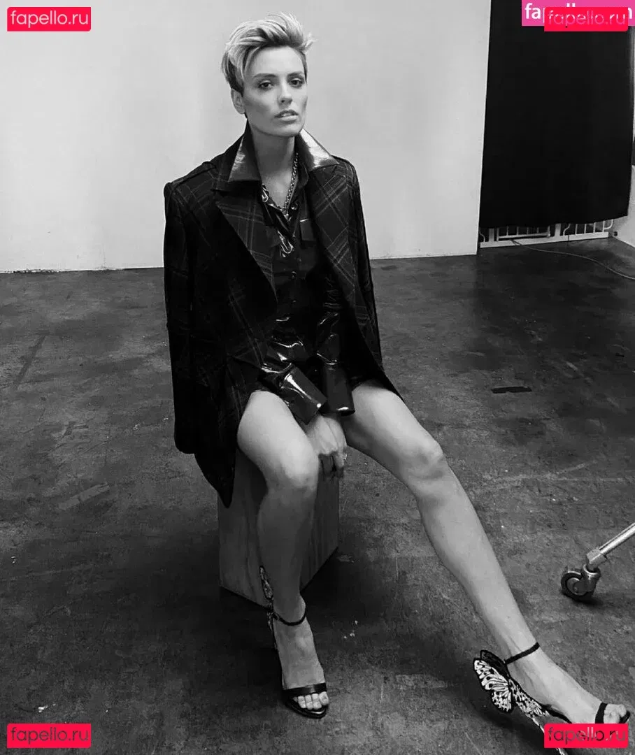 Wallis Day Onlyfans Photo Gallery 