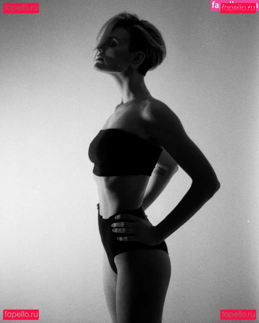 Wallis Day Onlyfans Photo Gallery 