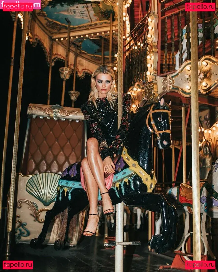 Wallis Day Onlyfans Photo Gallery 