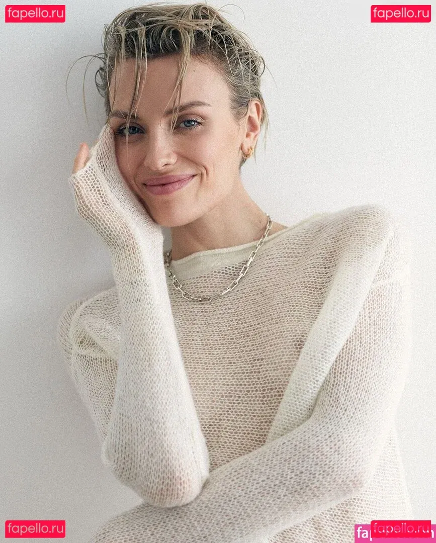 Wallis Day Onlyfans Photo Gallery 