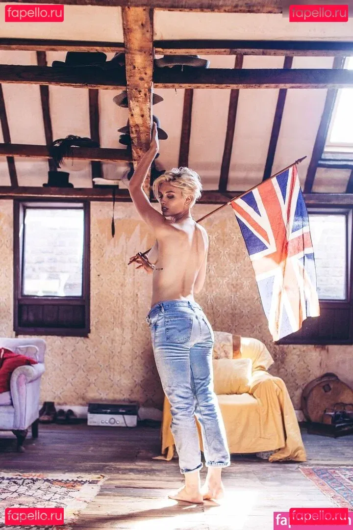 Wallis Day Onlyfans Photo Gallery 